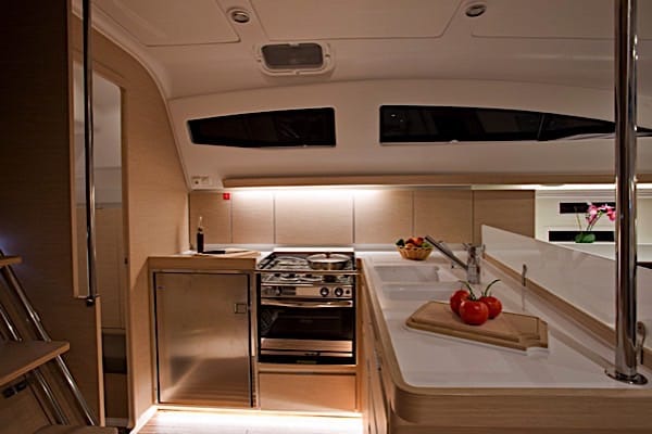 Segelb�ten Elan 45s k�k med spis och kyl